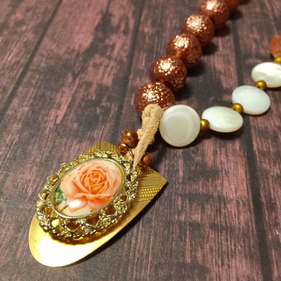 Handmade asymmetrical vintage style rose necklace - Picture 8 of 9
